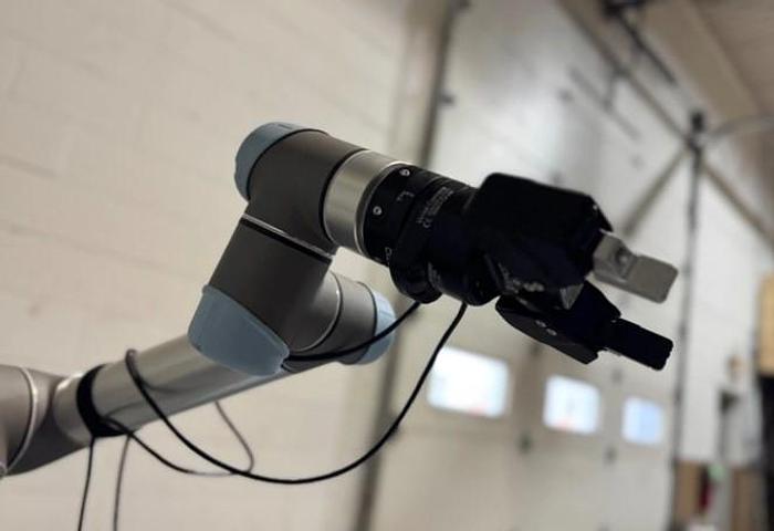 Used 2018 UNIVERSAL ROBOT MODEL UR5 WITH ROBOTIQ FT FORCE/TORQUE SENSOR, CAMERA MODULE & 2F ADAPTIVE GRIPPER