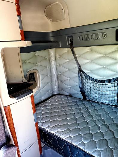 Used 2017 Freightliner Cascadia Truck w/ Sleeper