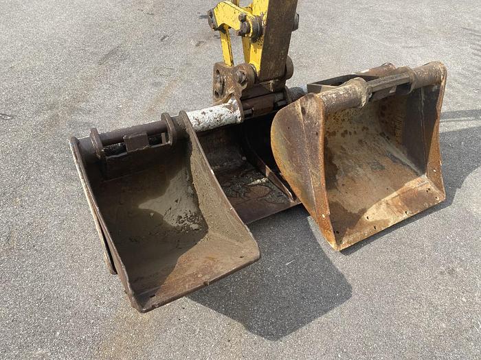 2005 KOMATSU PC27 R-8