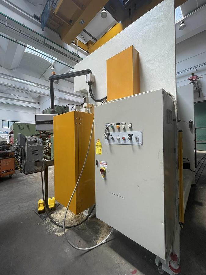 Usato PIEGATRICE COMAL IDRAULICA 3000X250 TON