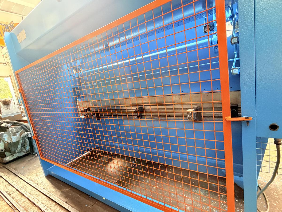 Usato PIEGATRICE SACMA LVD IDRAULICA 3000X80 TON