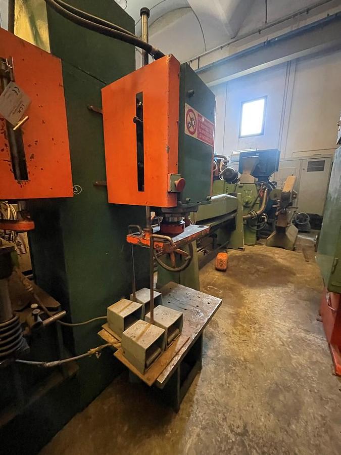 Usato PRESSA IDRAULICA CON DUE LAVORAZIONI