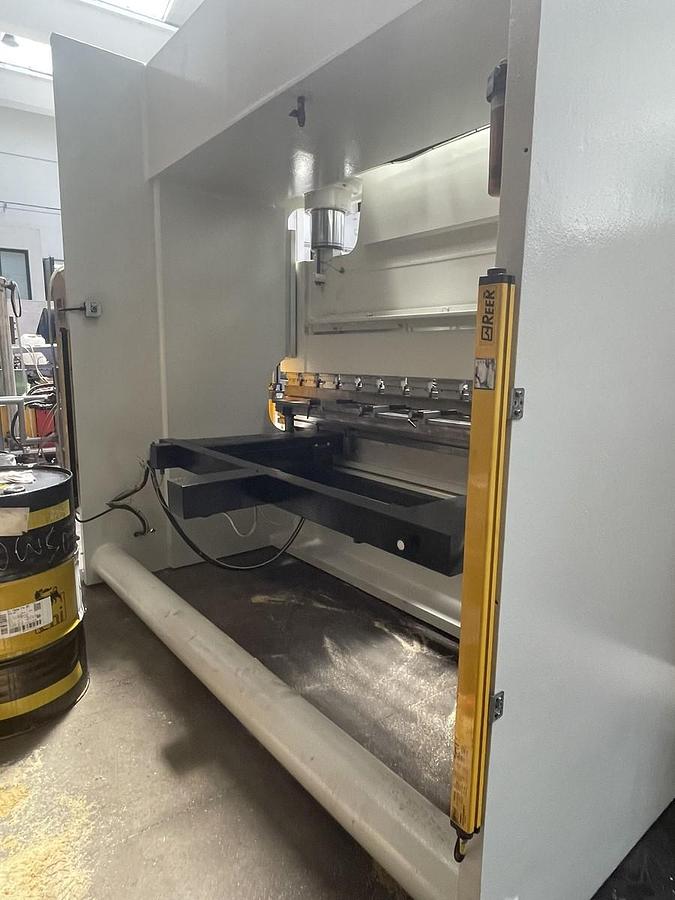 Usato PIEGATRICE COMAL IDRAULICA 3000X250 TON