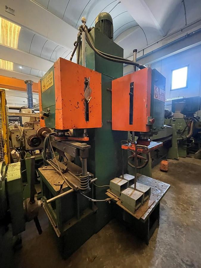 Usato PRESSA IDRAULICA CON DUE LAVORAZIONI