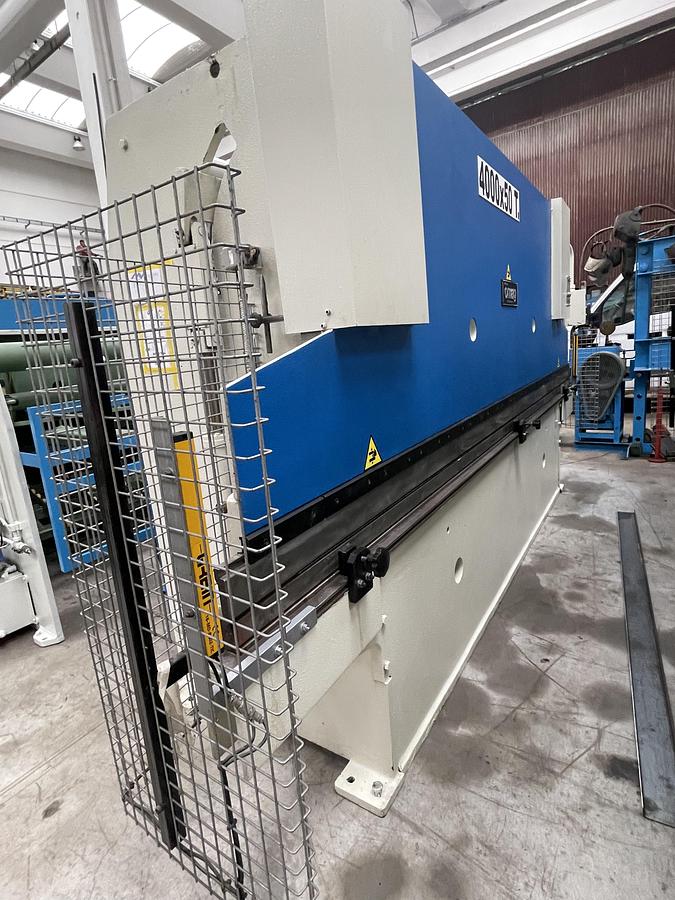 Usato PIEGATRICE OMAG IDRAULICA 4000 X 50