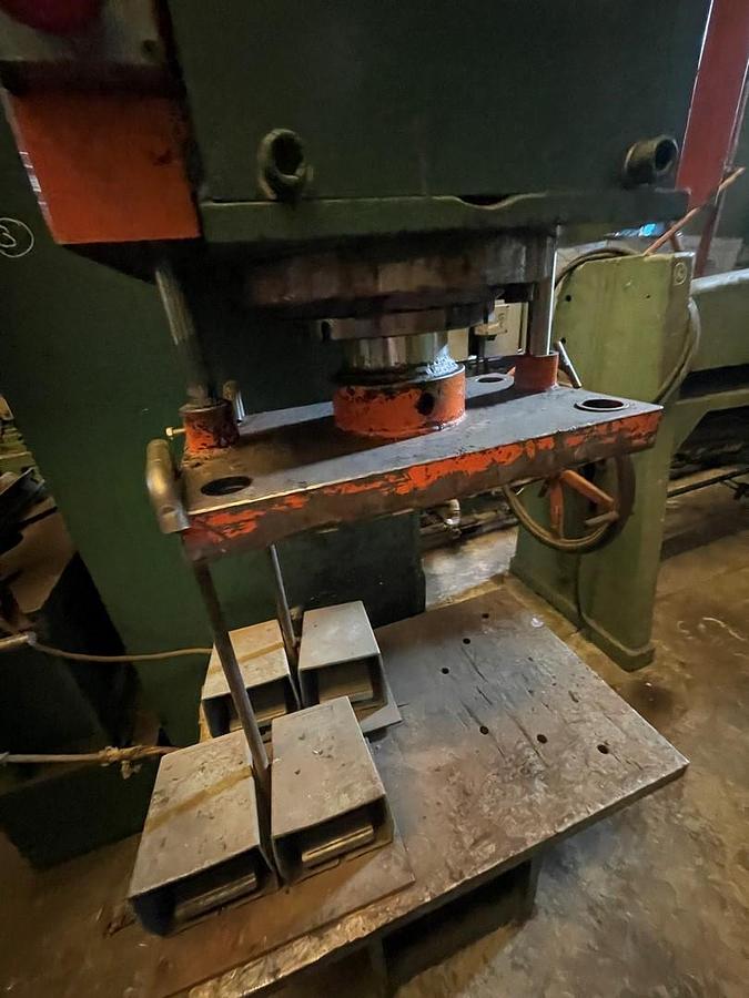 Usato PRESSA IDRAULICA CON DUE LAVORAZIONI