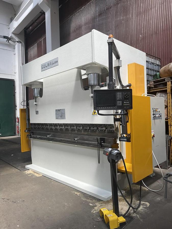 Usato PIEGATRICE COMAL IDRAULICA 3000X250 TON