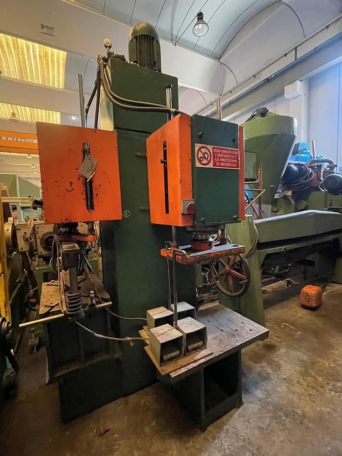 Usato PRESSA IDRAULICA CON DUE LAVORAZIONI