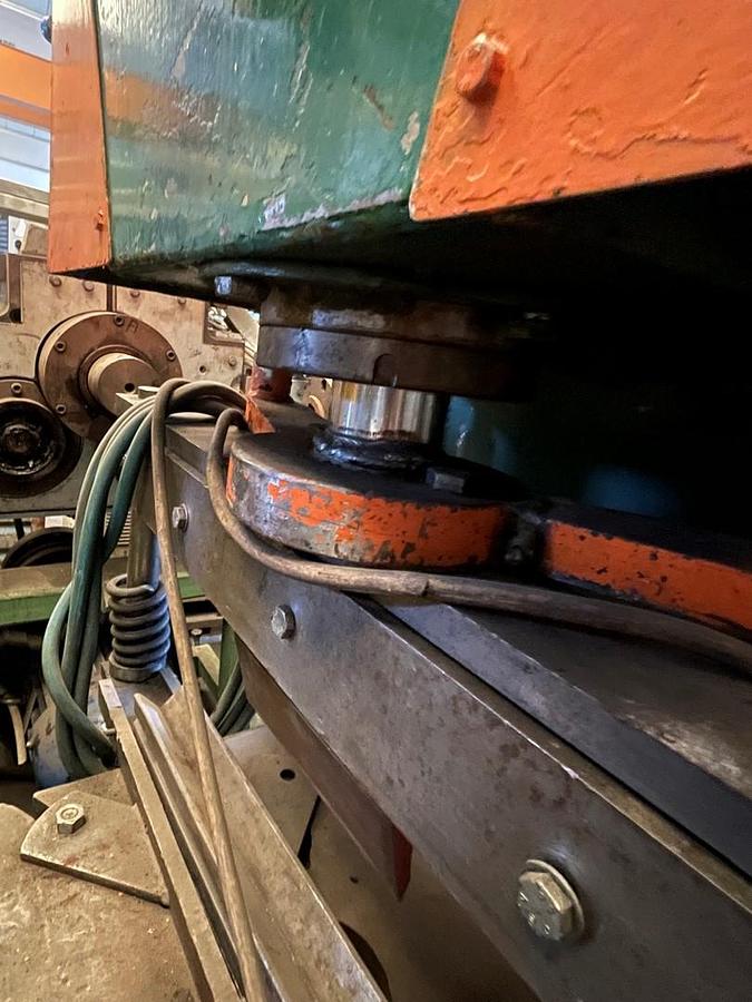 Usato PRESSA IDRAULICA CON DUE LAVORAZIONI