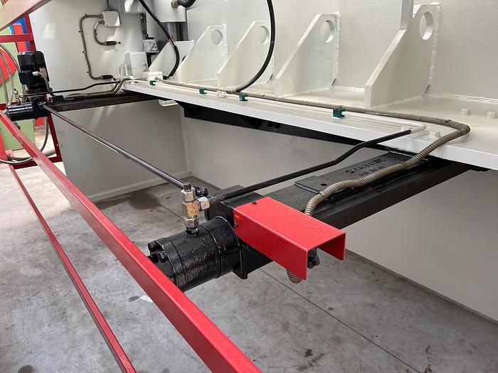 Usato CESOIA OMAG IDRAULICA 3000 X 10