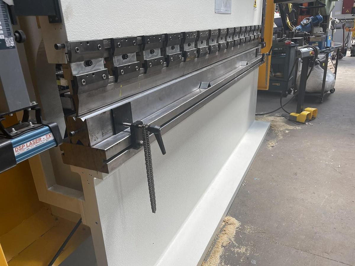 Usato PIEGATRICE COMAL IDRAULICA 3000X250 TON