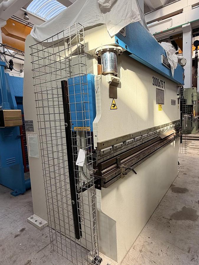 Usato PIEGATRICENOVASTILMEC IDRAULICA 3000X75