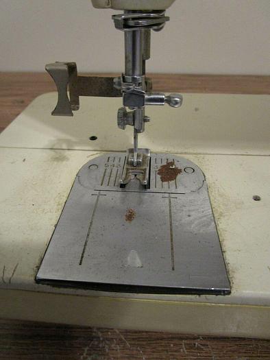 Used VINTAGE SINGER GRADUTE 6705 SEWING MACHINE