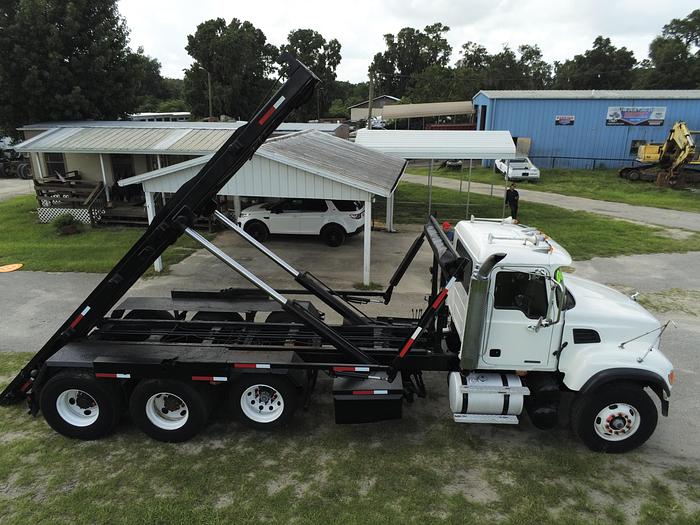 Used MACK CV 713 ROLL OFF TRI AXL 60 TN GALBRETH