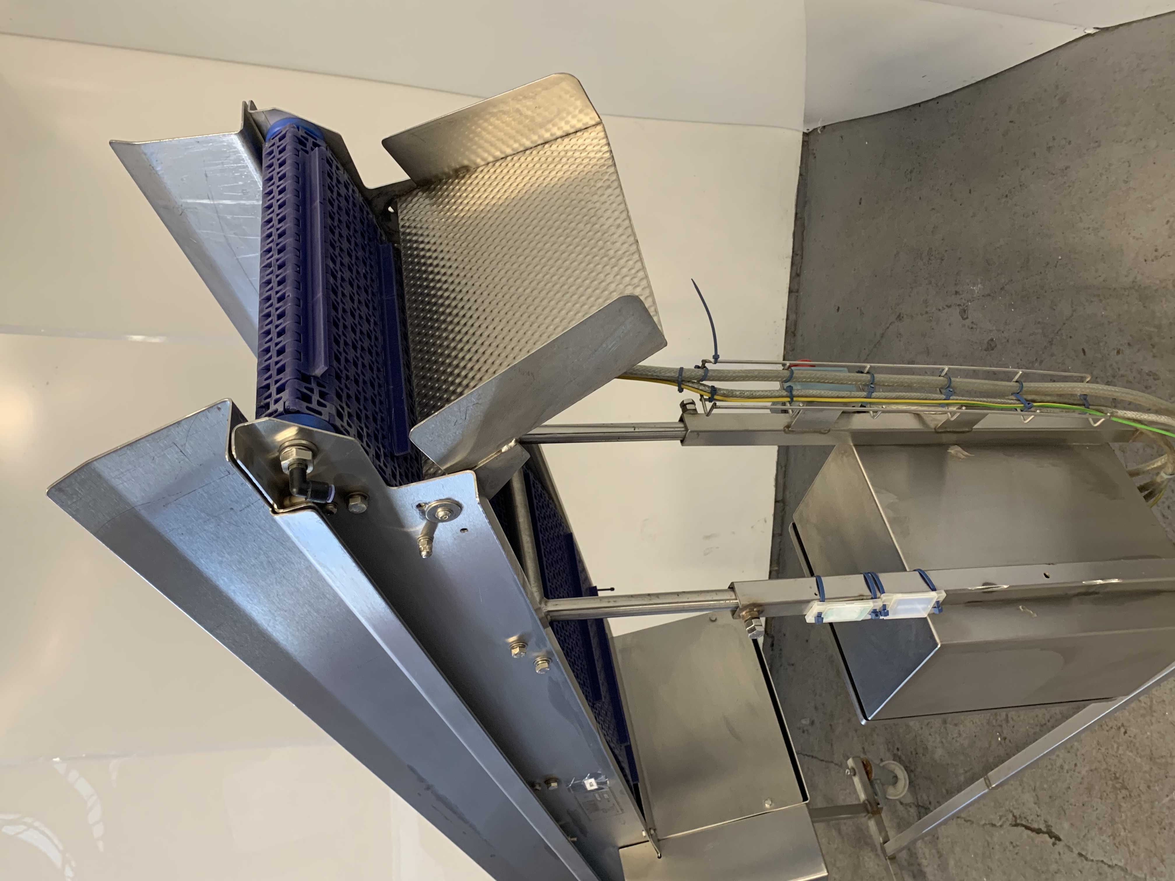 Used Used Inclune Conveyor on Wheels