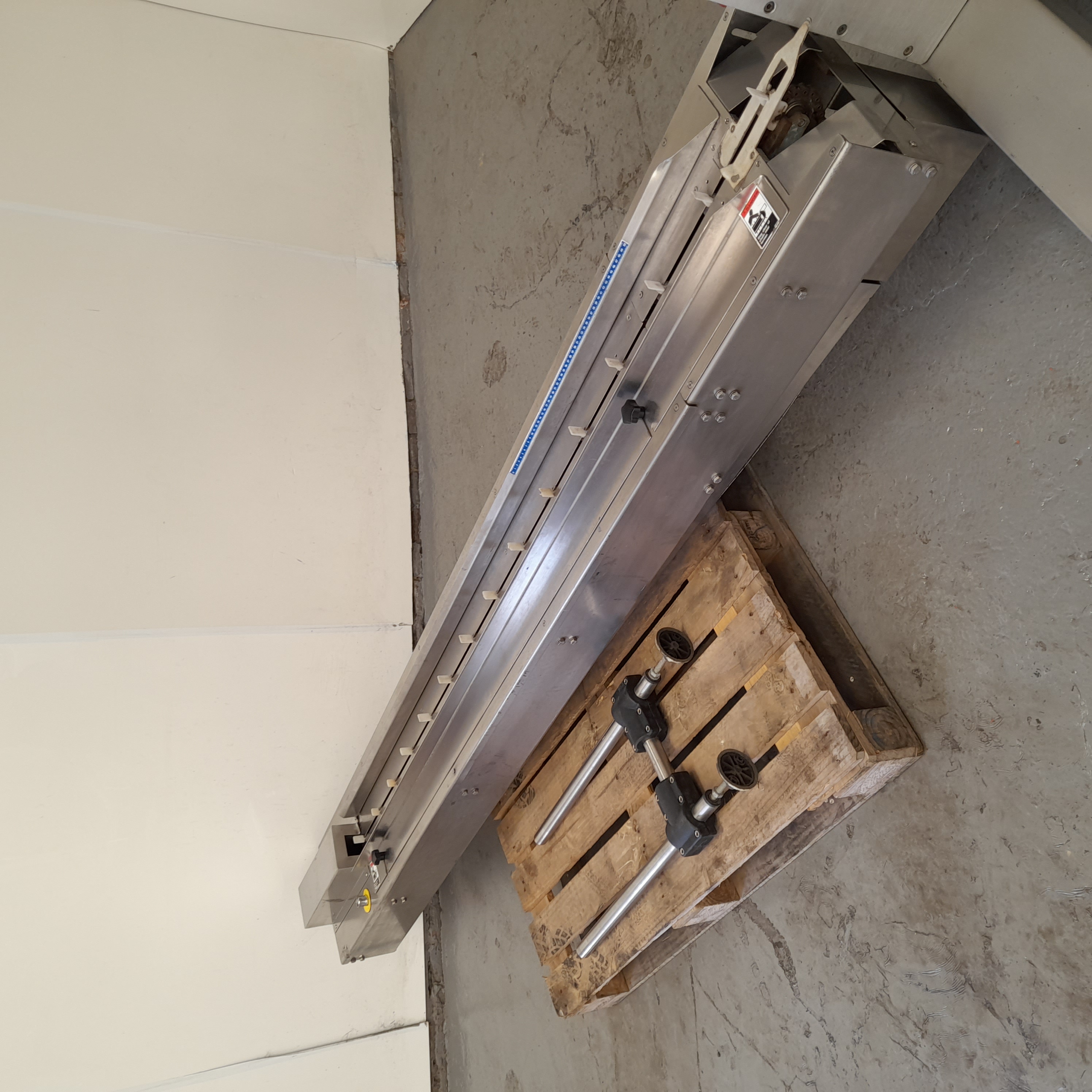 Used Delfin Flowpack with Conveyor