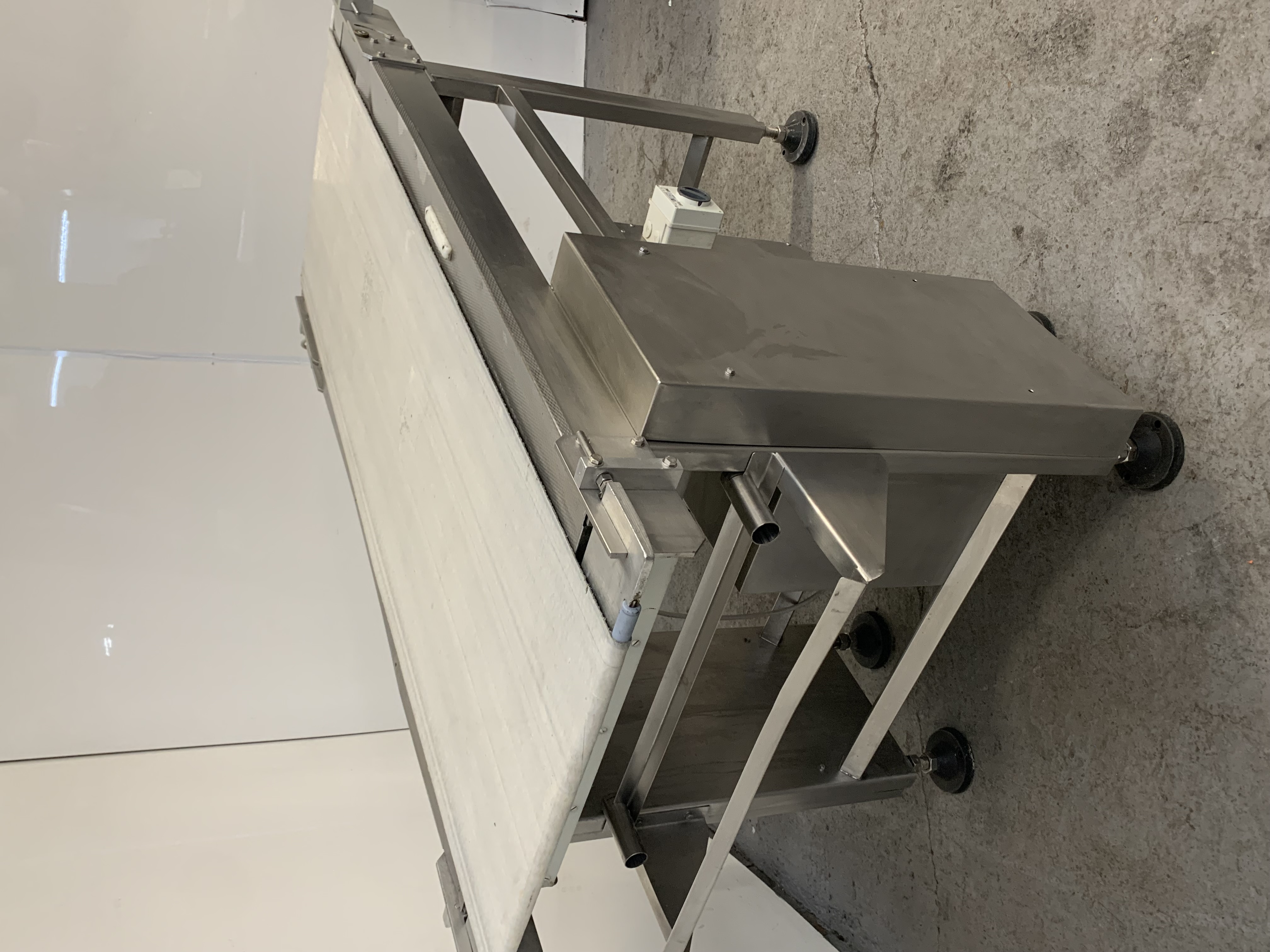 Used Ised Conveyoer / Belt Width - 700mm / Length — 2000mm / Height - 1000mm COMAS