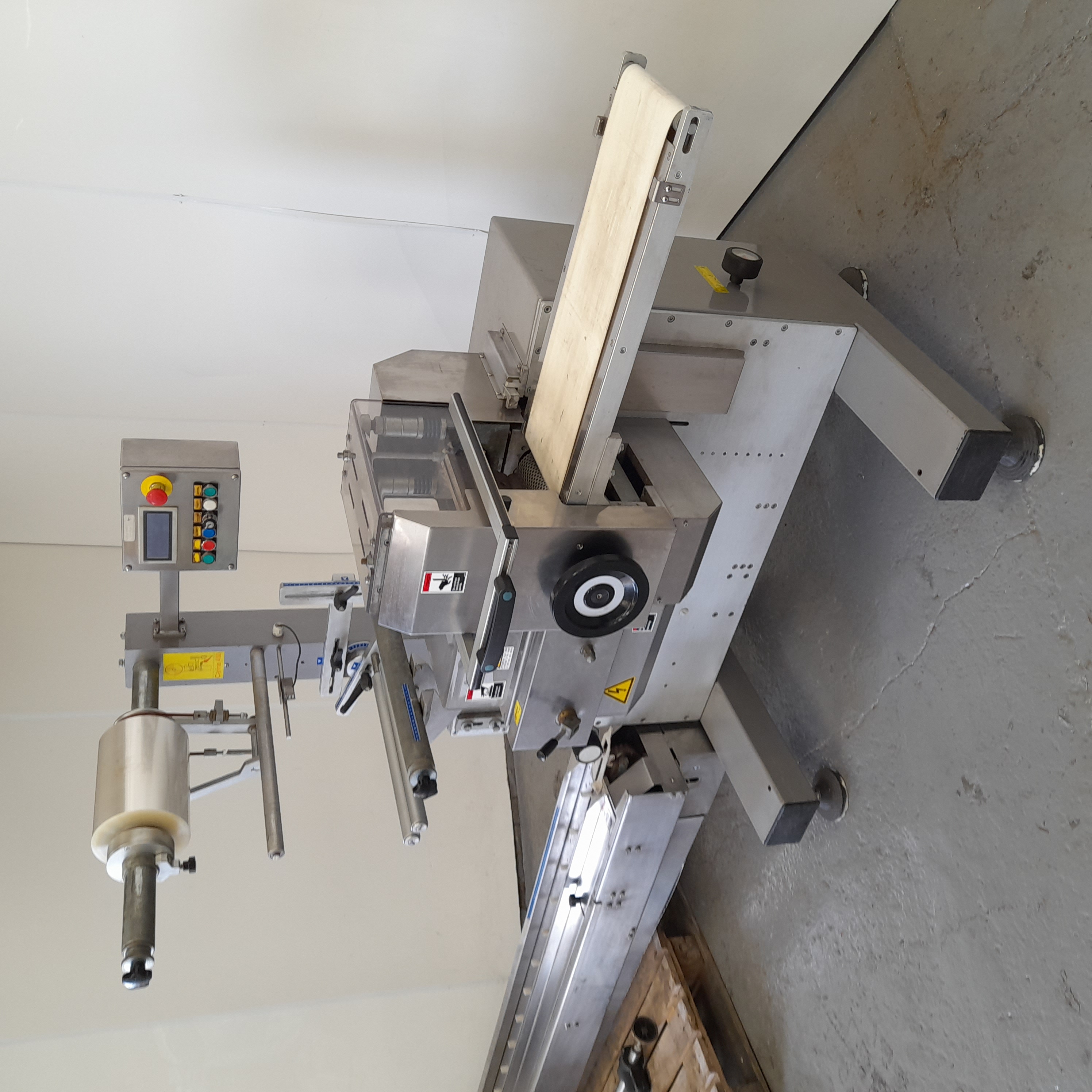 Used Delfin Flowpack with Conveyor