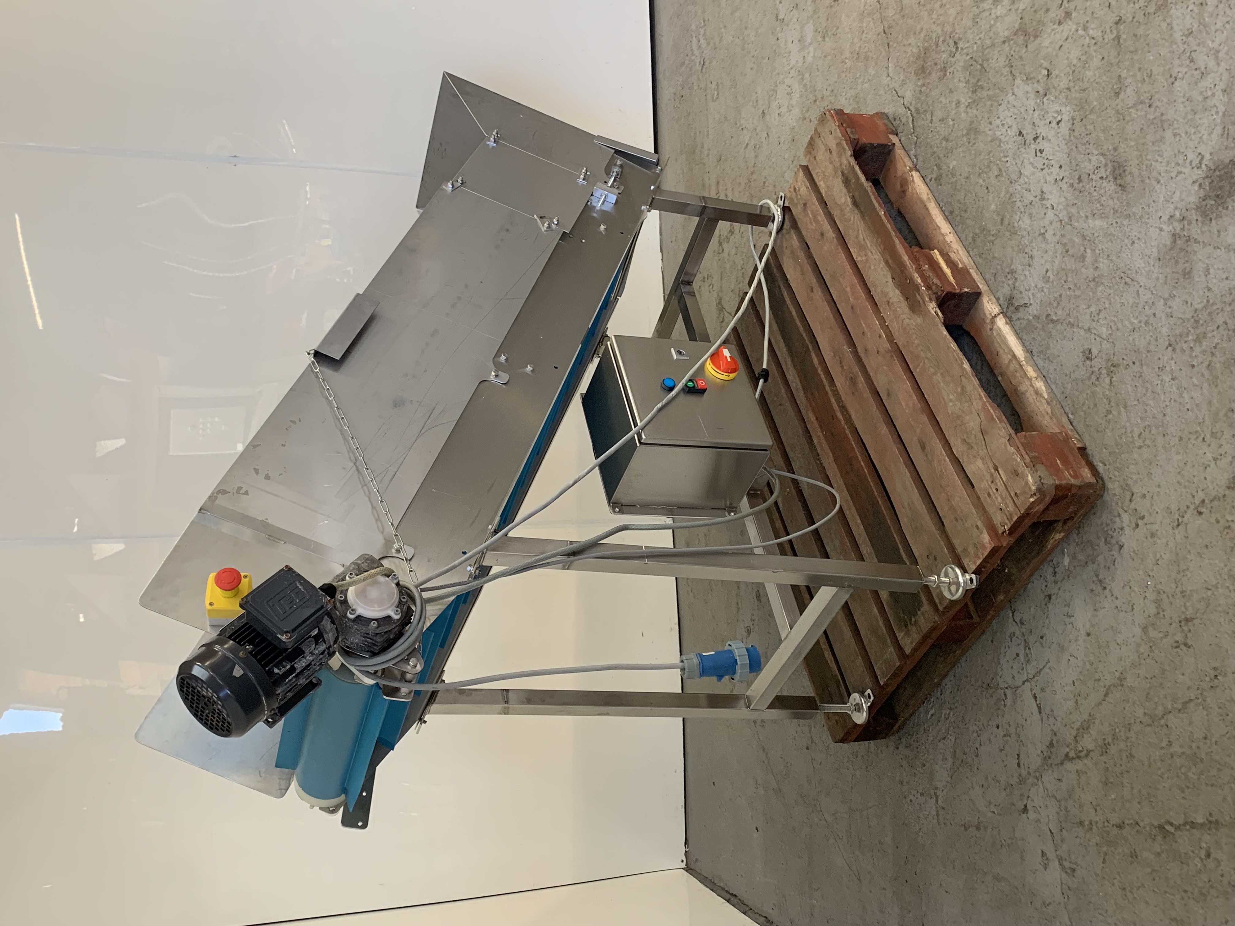 Used Used Blue Incline Conveyor