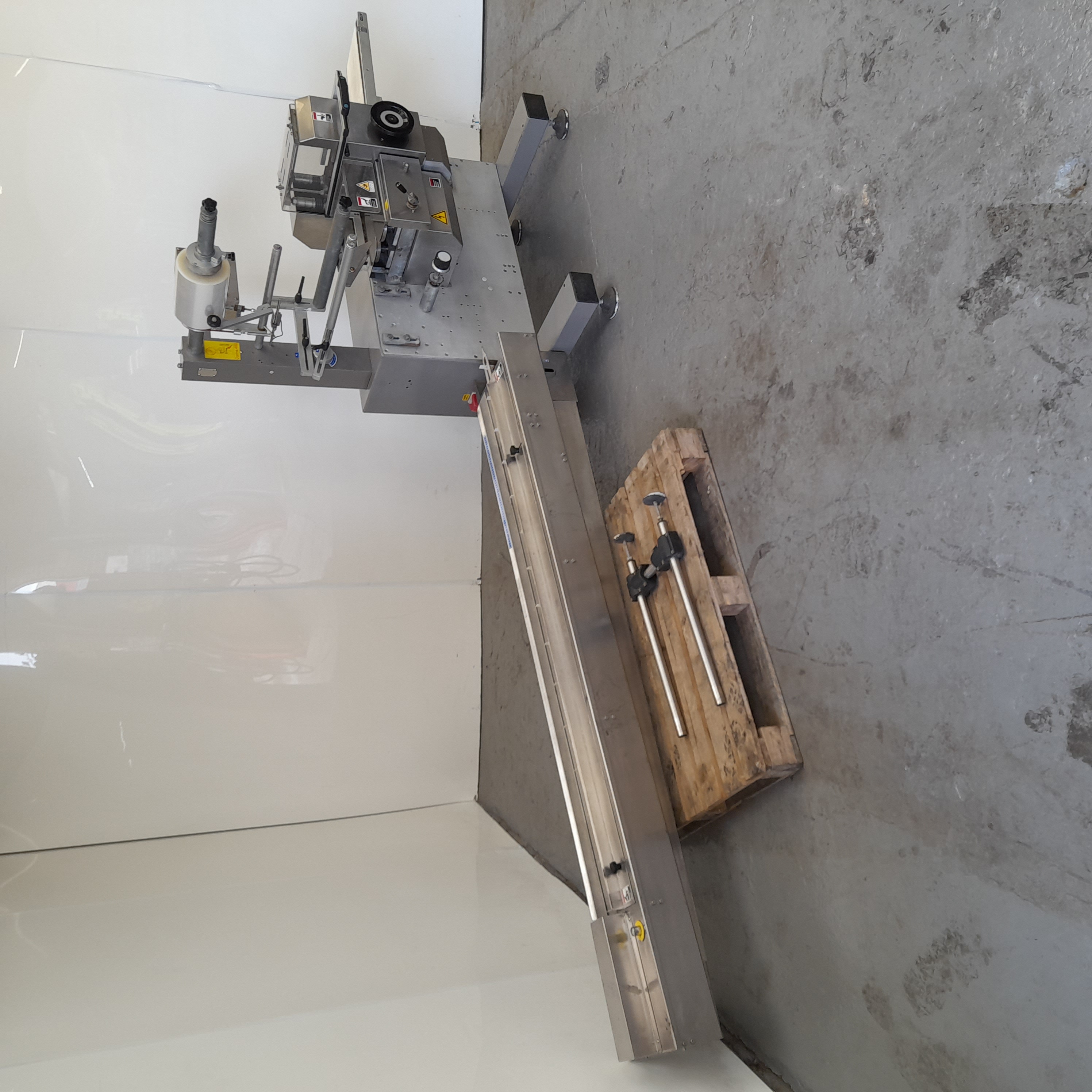 Used Delfin Flowpack with Conveyor