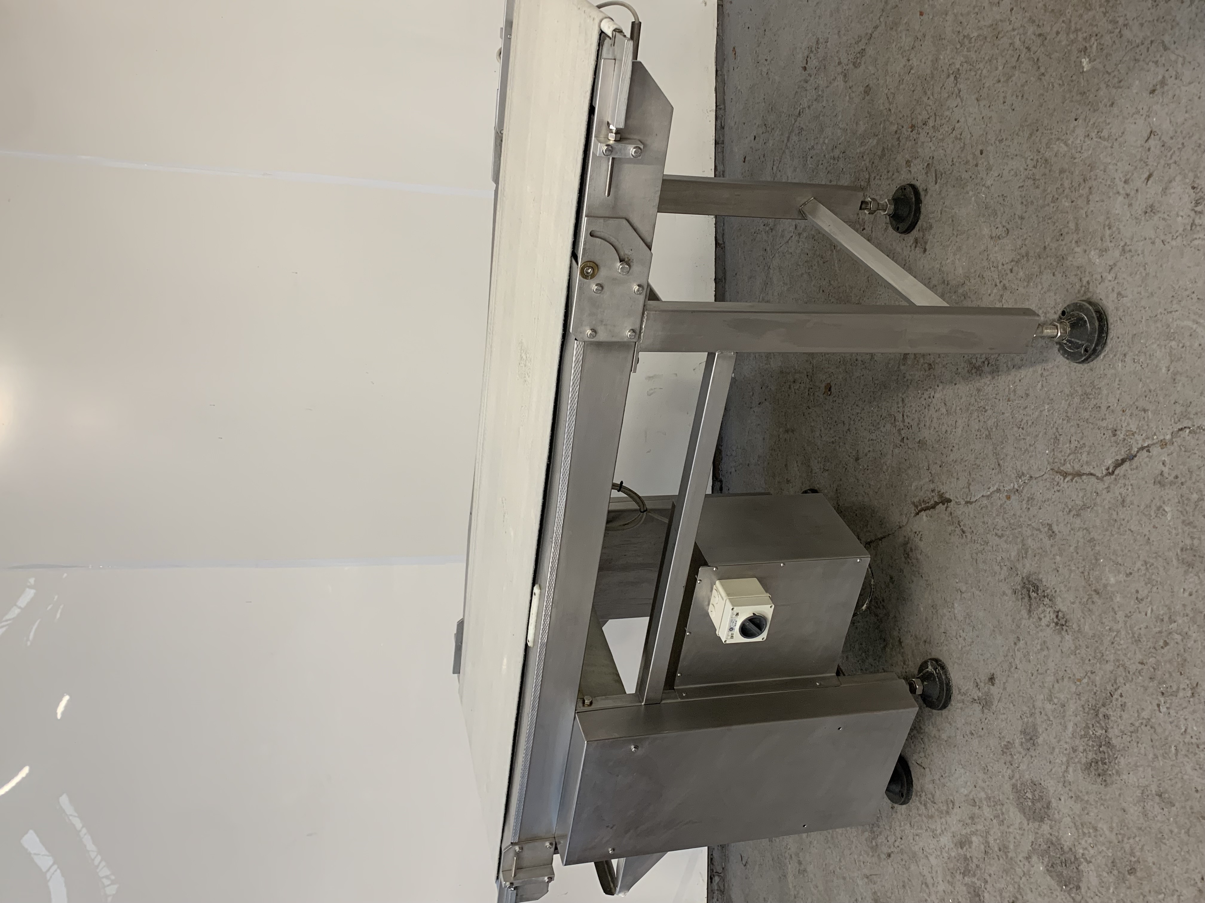 Used Ised Conveyoer / Belt Width - 700mm / Length — 2000mm / Height - 1000mm COMAS