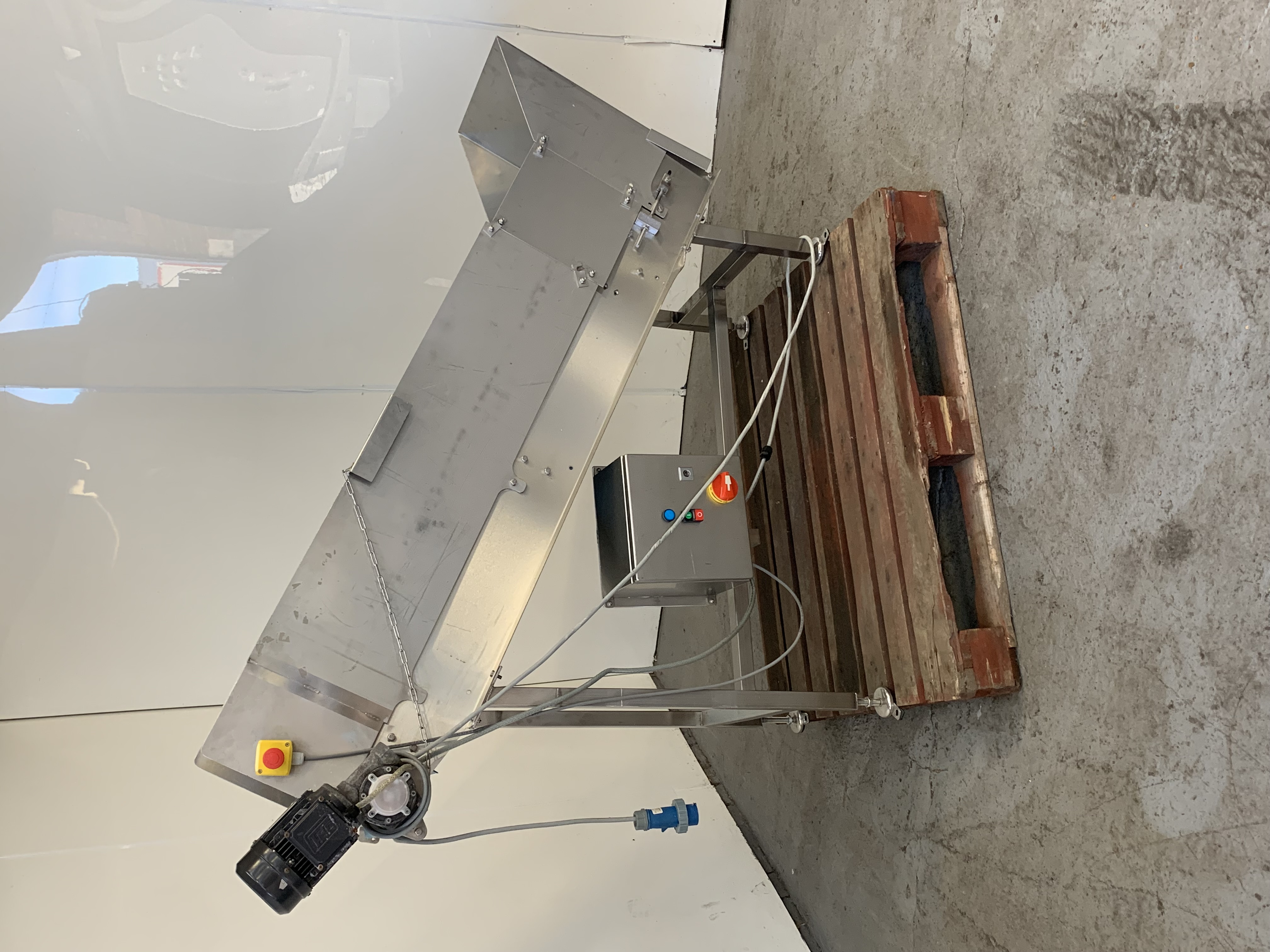 Used Used Blue Incline Conveyor