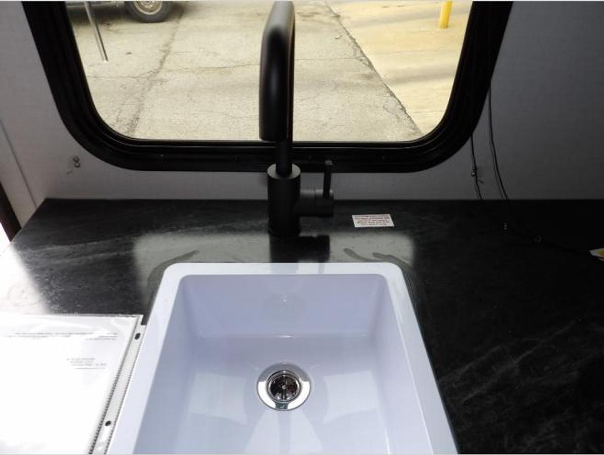 New 2025 Dutchmen RV Kodiak SE 17SBH