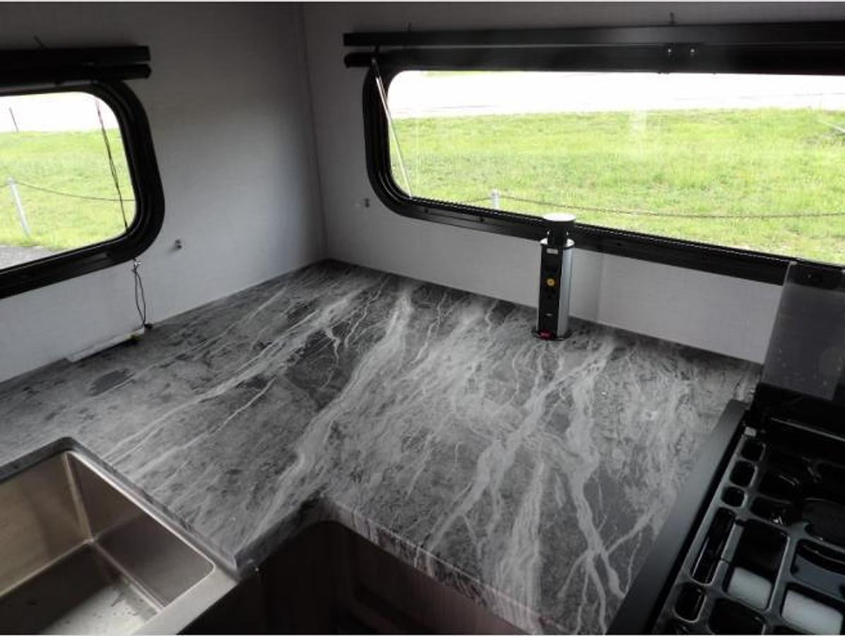 New 2023 Dutchmen RV Kodiak Ultra-Lite 257RKSL