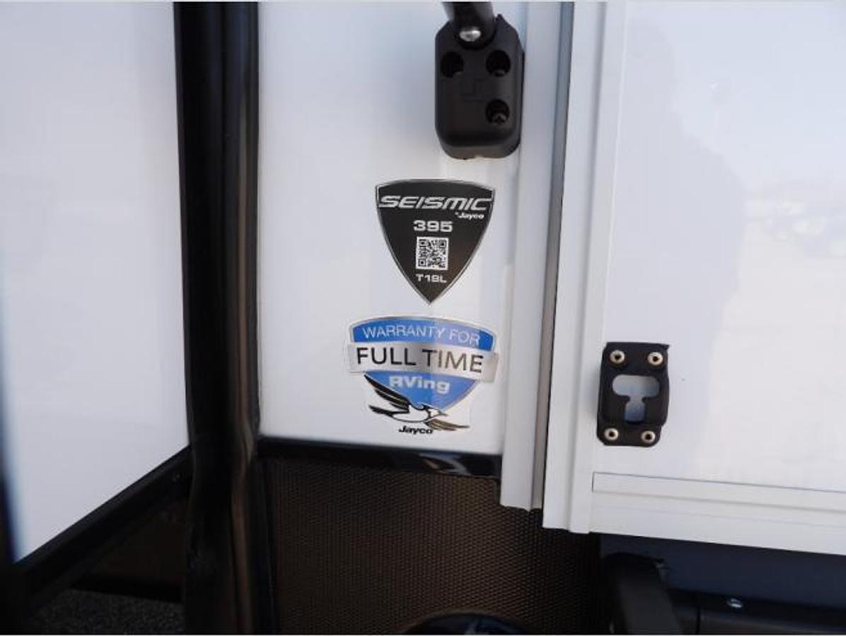New 2026 Jayco Seismic 395