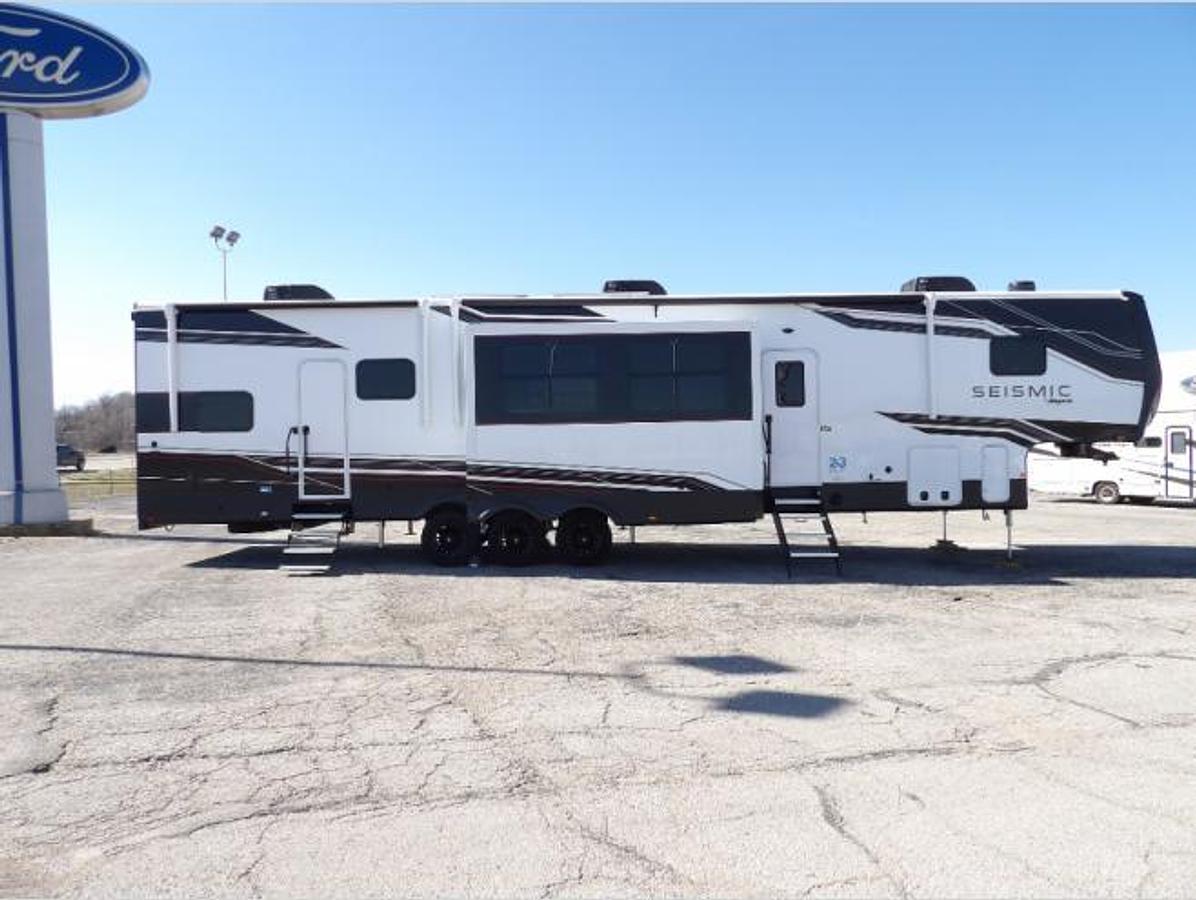 New 2026 Jayco Seismic 395