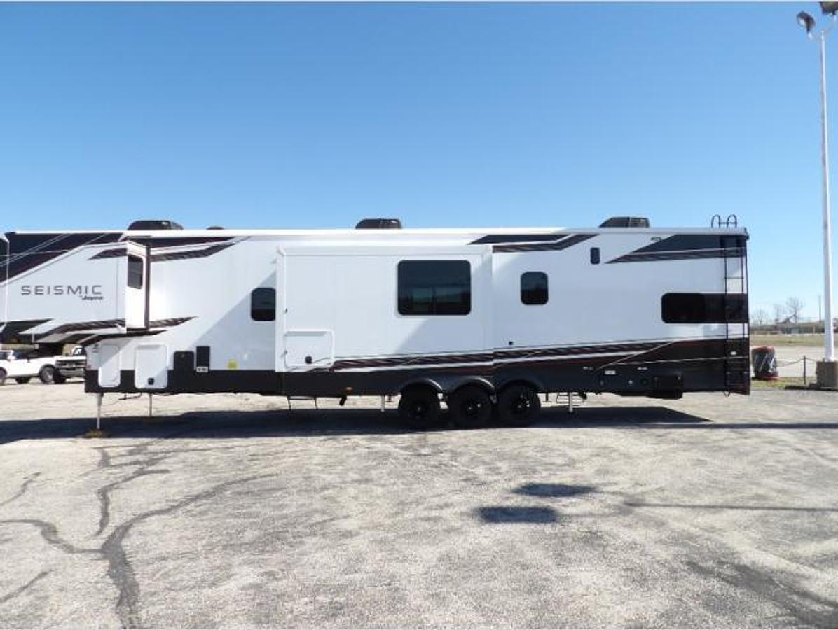 New 2026 Jayco Seismic 395