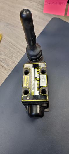 Used PARKER LEVER OPERATED HYDRAULIC VALVE/ D1VL1DN (203)