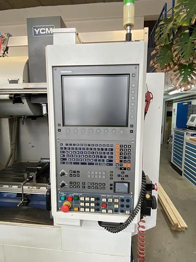 Gebraucht CNC Vertikales Bearbeitungszentrum YCM MV106A