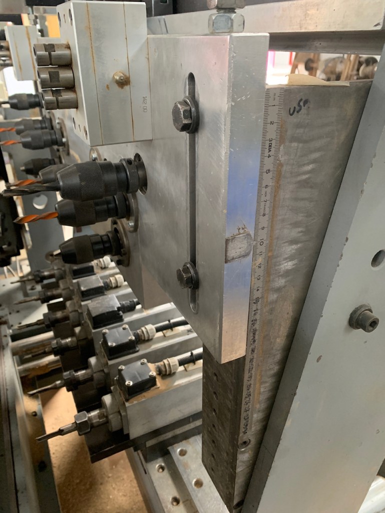 Ricondizionato Mortasatrice automatica Comec, con caricatore, per elementi di lettini per bambini