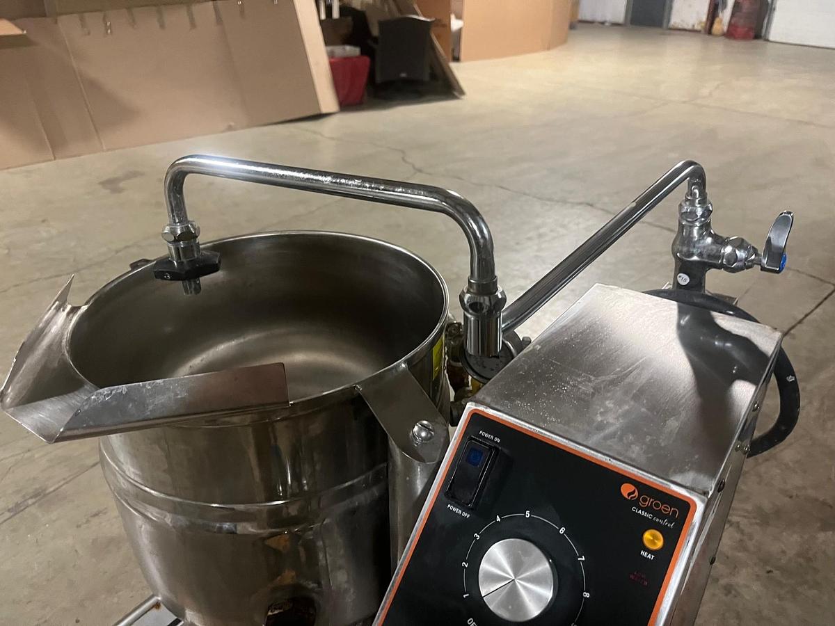 Used GROEN #TBBC-20C, 20 QT, 208V-3PH ELECTRIC, CRANK WHEEL TILTING STEAM KETTLE ON S/S STAND w/ PULL OUT DRAIN DRAWER.