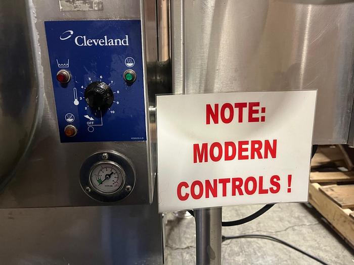 Used CLEVELAND RANGE #KGL-40-TSH SHORT BODY 40 GAL. TILTING STEAM KETTLE, NAT. GAS, 2" TDO, S/S E-Z LIFT SPRING LOADED COVER !   (#923)
