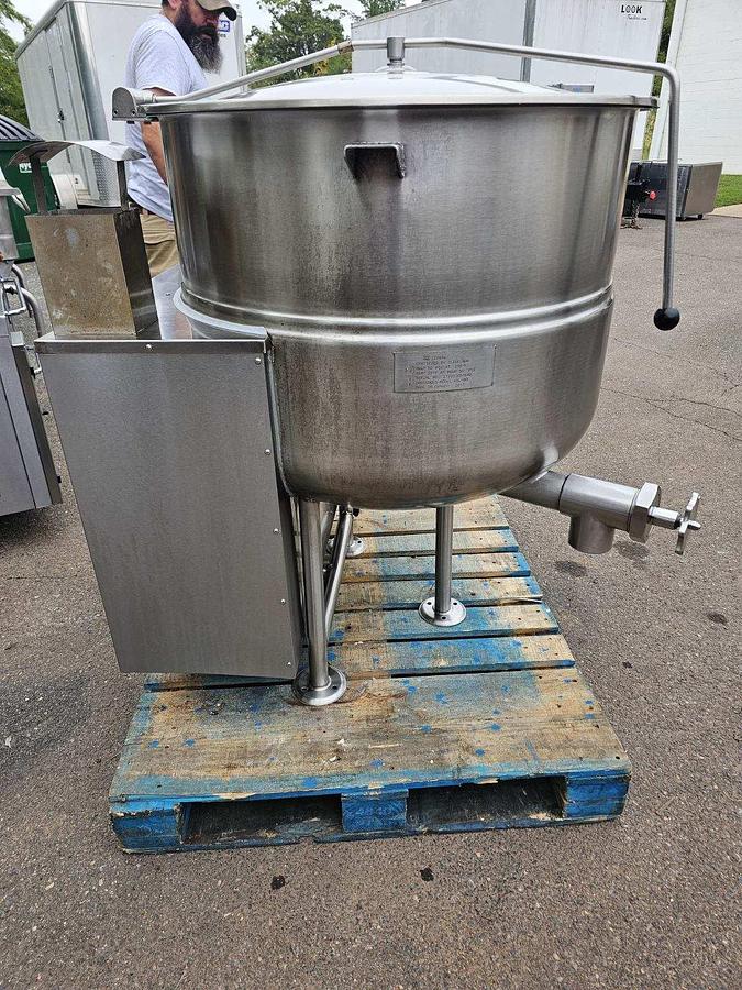 Used WORLD FAMOUS CLEVELAND RANGE #KGL-80, 80 GAL. STATIONARY, NAT. GAS SELF CONTAINED STEAM KETTLE w/ 3" TANGENT DRAW OFF VALVE !