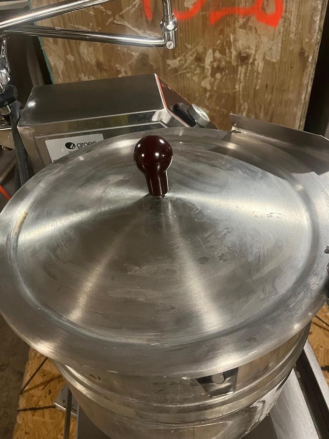 Used GROEN #TBBC-20C, 20 QT, 208V-3PH ELECTRIC, CRANK WHEEL TILTING STEAM KETTLE ON S/S STAND w/ PULL OUT DRAIN DRAWER.