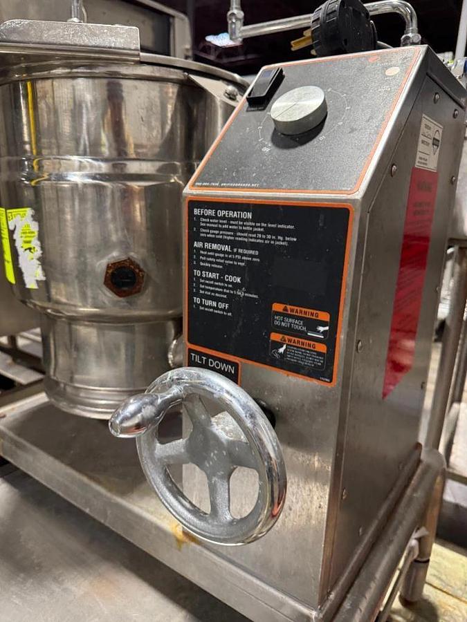 Used GROEN #TBBC-20C, 20 QT, 208V-3PH ELECTRIC, CRANK WHEEL TILTING STEAM KETTLE ON S/S STAND w/ PULL OUT DRAIN DRAWER.