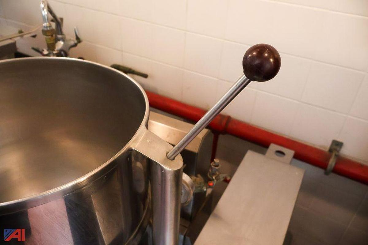 Used Share GROEN TDH/40-SP, 40 QT, NAT. GAS STEAM KETTLE ON STAINLESS STEEL SUPPORT DRAIN STAND (#1106)