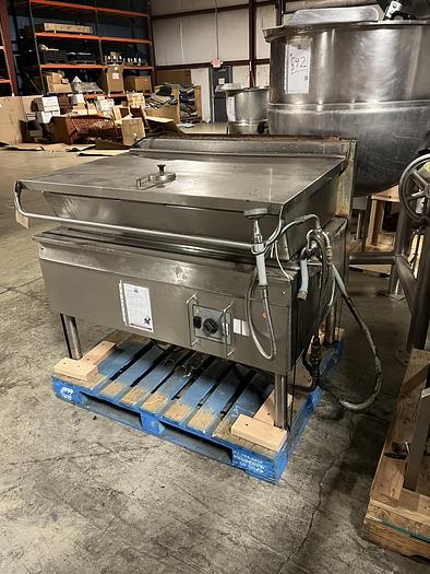 Used CLEVELAND RANGE 40 GAL. AUTOMATIC BRAISING PAN TILTING SKILLET NAT. GAS (#898), (#899).