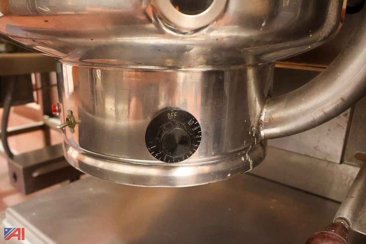 Used Share GROEN TDH/40-SP, 40 QT, NAT. GAS STEAM KETTLE ON STAINLESS STEEL SUPPORT DRAIN STAND (#1106)