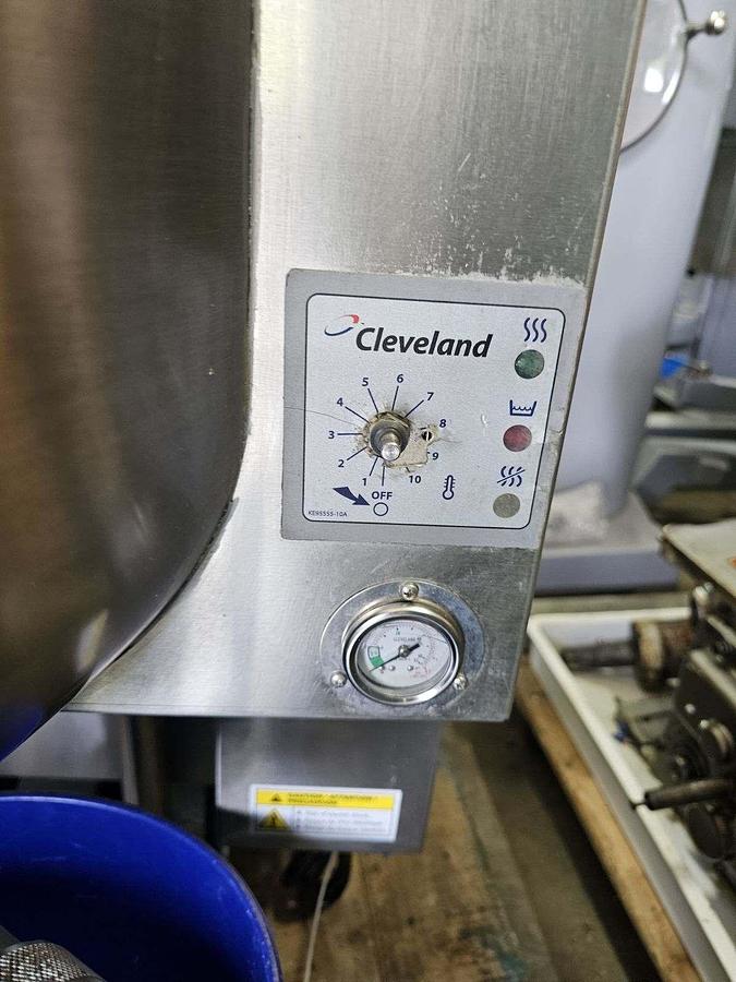 Used WORLD FAMOUS CLEVELAND RANGE #KGL-80, 80 GAL. STATIONARY, NAT. GAS SELF CONTAINED STEAM KETTLE w/ 3" TANGENT DRAW OFF VALVE !