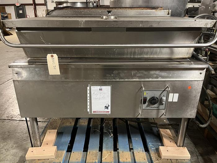 Used CLEVELAND RANGE 40 GAL. AUTOMATIC BRAISING PAN TILTING SKILLET NAT. GAS (#898), (#899).
