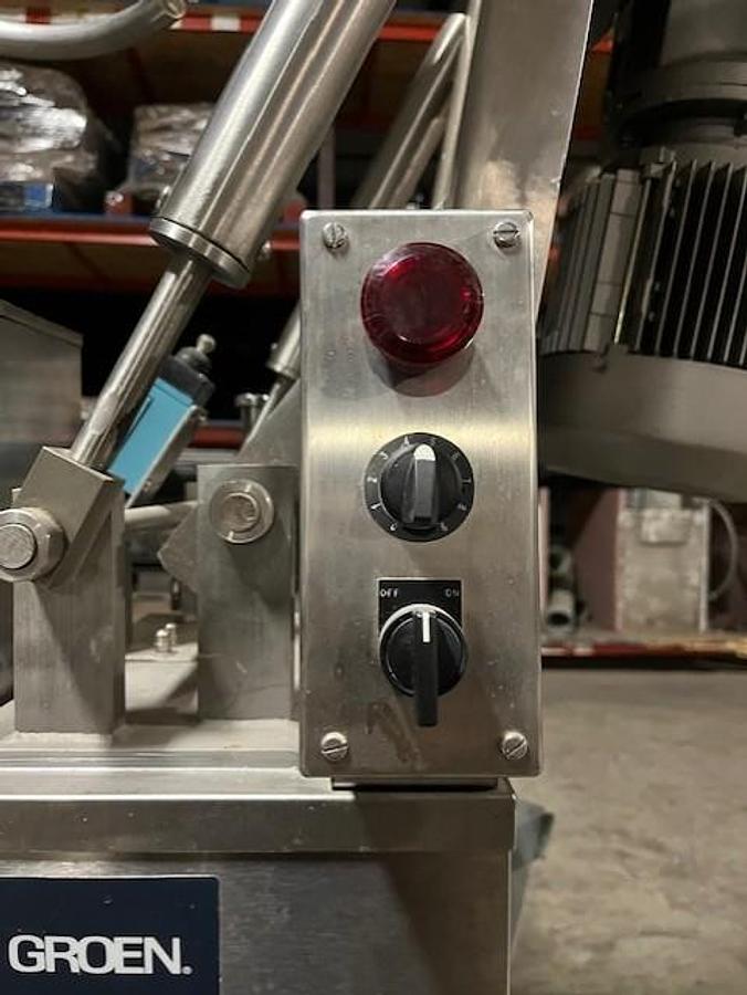 Used GROEN DH-60, INA/2 60 GAL COOKER MIXER AGITATION SCRAPER TILT STEAM KETTLE NAT. GAS (#1123)