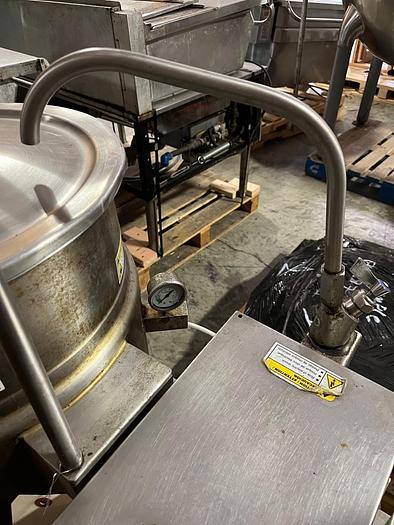 Used CLEVELAND RANGE "TWIN" 48 QT + 48 QT ELECTRIC SOUP STEAM KETTLE STATION ON STAINLESS STEEL STAND ! #900, #901.