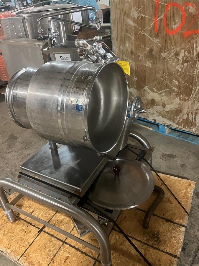 Used GROEN #TBBC-20C, 20 QT, 208V-3PH ELECTRIC, CRANK WHEEL TILTING STEAM KETTLE ON S/S STAND w/ PULL OUT DRAIN DRAWER.