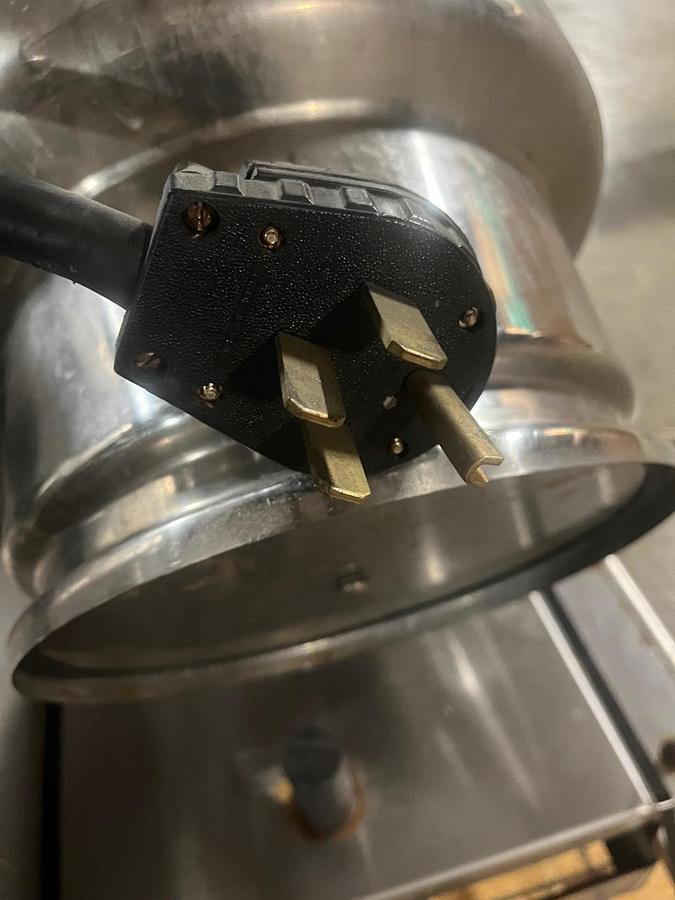 Used GROEN #TBBC-20C, 20 QT, 208V-3PH ELECTRIC, CRANK WHEEL TILTING STEAM KETTLE ON S/S STAND w/ PULL OUT DRAIN DRAWER.