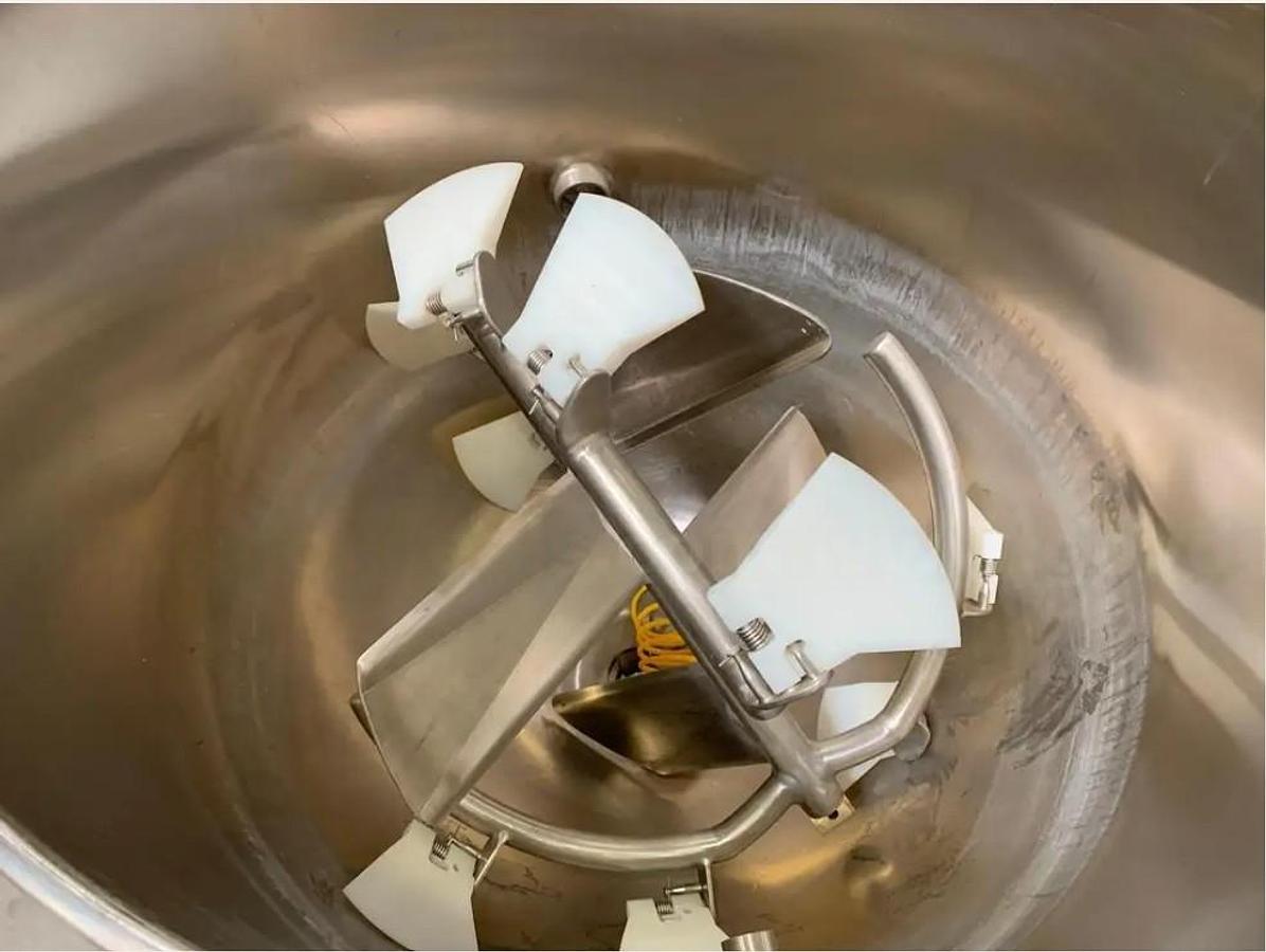 Used  WORLD FAMOUS: CLEVELAND RANGE #HAMKDL-150-CC-T-S, "150 GAL." TILTING COOK/CHILL STEAM KETTLE w/ HORIZONTAL AGITATION & SCRAPE SURFACE !