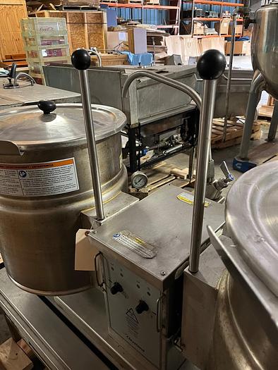 Used CLEVELAND RANGE "TWIN" 48 QT + 48 QT ELECTRIC SOUP STEAM KETTLE STATION ON STAINLESS STEEL STAND ! #900, #901.